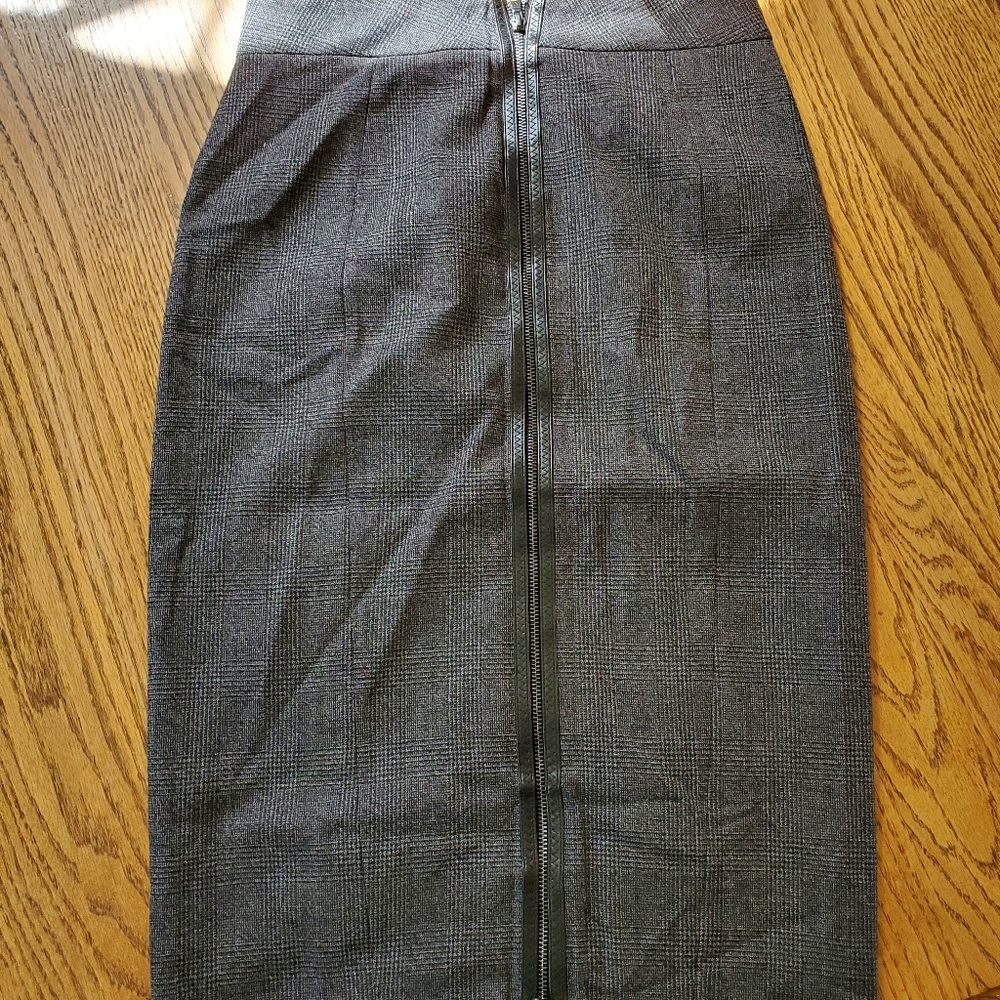 Rekucci collection skirt with leather details size 6. - Picture 3 of 8